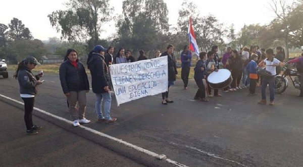 Padres cierran ruta por falta de docentes en escuela