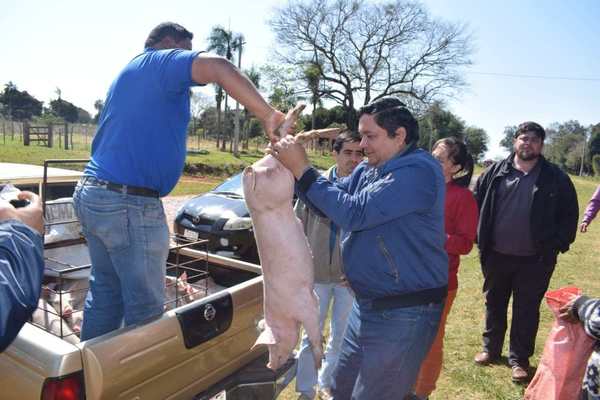 Kambato Meza entrega lechones para crías a comisión de muejeres - Digital Misiones