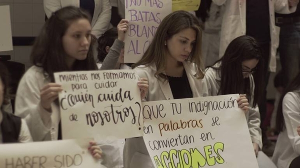 HOY / Estrés por exceso de estudio y suicidio de alumna: dolencia mental azota a Medicina