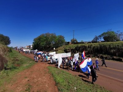 Productores frutihortícolas cierran ruta en Itapúa