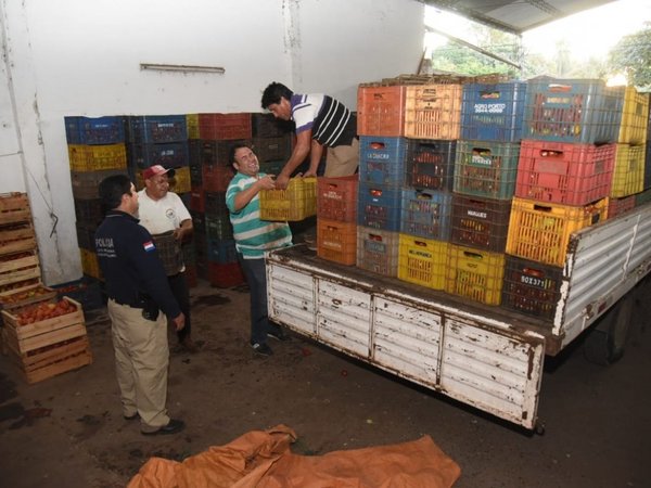 Incautan cientos de cajas de tomates presuntamente de contrabando