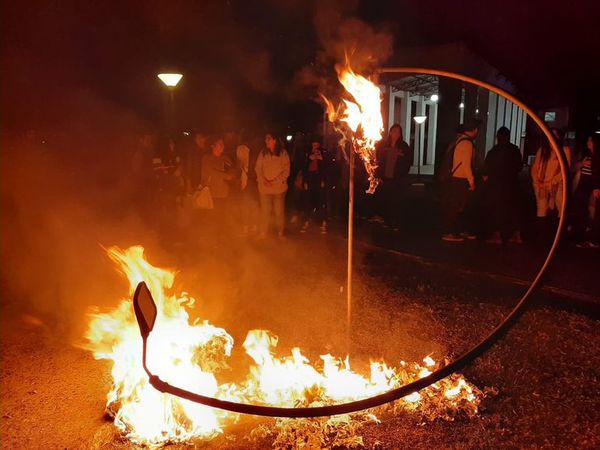 Universitarios “queman” a Abdo y a Velázquez para exigir sus renuncias - Nacionales - ABC Color