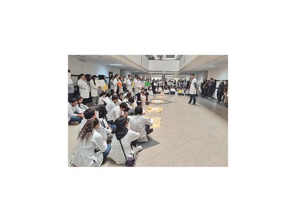 Medicina UNA: “No más batas al cielo”, claman estudiantes