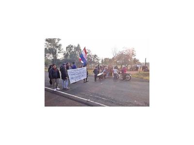 Padres de alumnos cierran  ruta en reclamo de  rubros