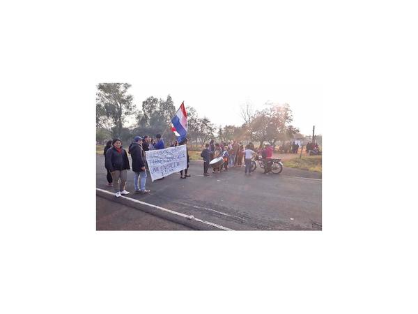 Padres de alumnos cierran ruta en reclamo de rubros