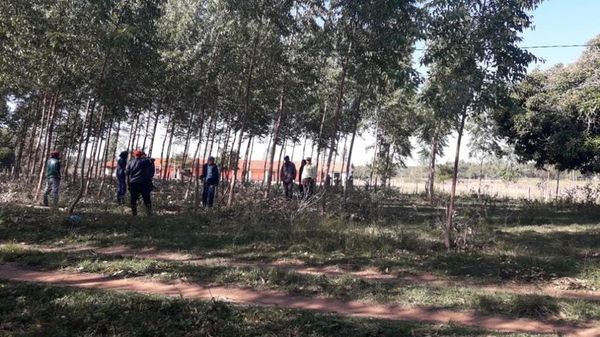 Denuncian que familiares del intendente de Carapeguá intentan apropiarse de una cancha - Nacionales - ABC Color