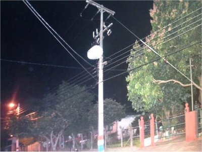Muere electrocutado al manipular un cable suelto de la ANDE