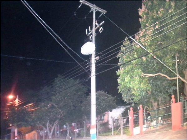 Muere electrocutado al manipular un cable suelto de la ANDE
