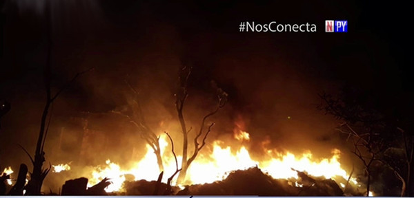 Quema de basura ocasiona gran incendio en recicladora | Noticias Paraguay