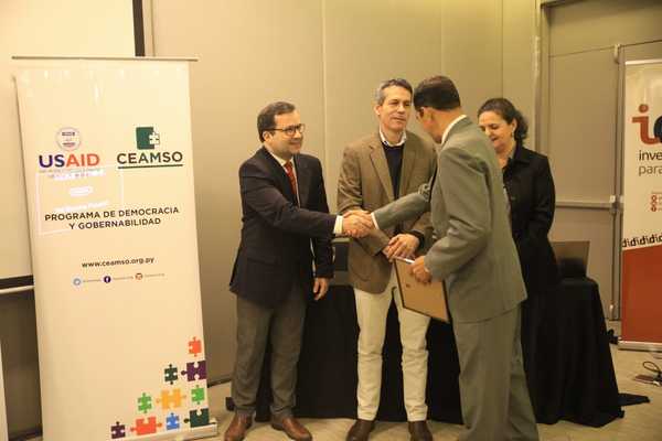Brindan reconocimiento a “Periodistas por la transparencia” » Ñanduti