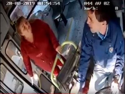 Doña sopapeó a un chófer por no bajarle donde quería