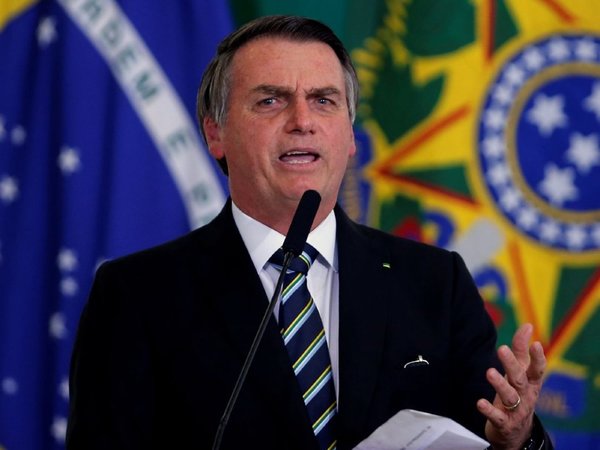 Bolsonaro insinúa que ONG pueden estar detrás de incendios