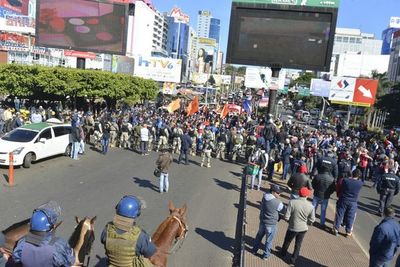 Denuncian a intendente por acompañar pedido de evitar manifestaciones en el centro esteño - Nacionales - ABC Color