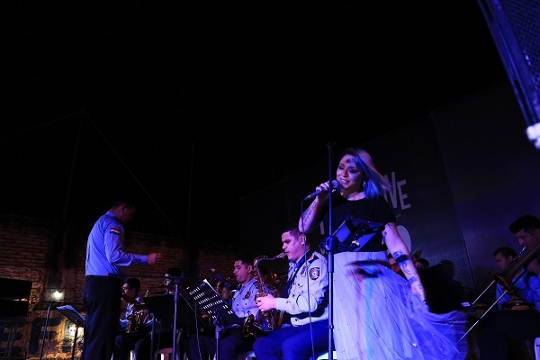 Andrea Valobra presenta show junto con la Jazz Band de la Policía