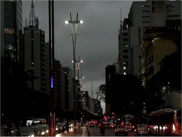 Sao Paulo oscurece a la tarde y fenómeno divide a especialistas