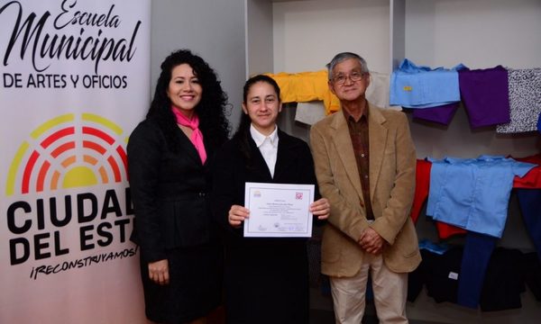 Egresados de Escuela de Artes y Oficios reciben certificados