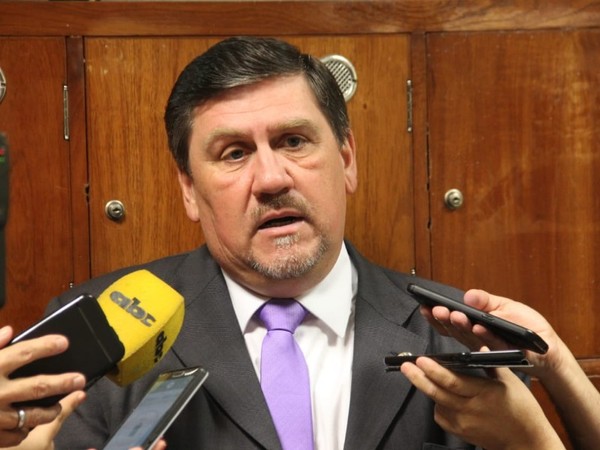 Juramento de Horacio Cartes 'son rumores', dice Blas Llano