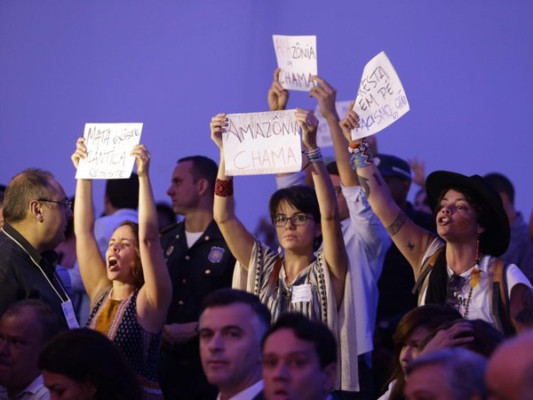 "Amazonía se quema": Abucheos al ministro de Medio Ambiente de Brasil