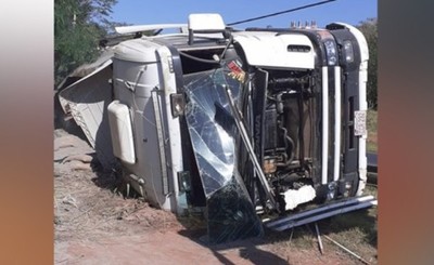 Tractocamión esvió a una motocarga y terminó volcando