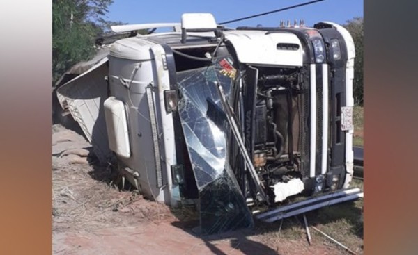 Tractocamión desvió a una motocarga y terminó volcando