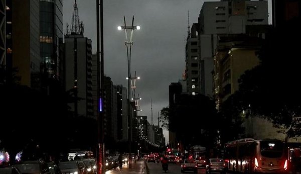 SAO PAULO OSCURECE A LAS TRES DE LA TARDE Y FENÓMENO DIVIDE A ESPECIALISTAS