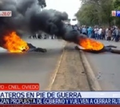 Tomateros rechazan propuesta de Gobierno y cierran ruta - Paraguay.com