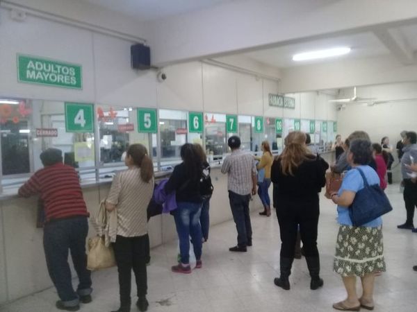 Farmacia cerrada y Urgencia colapsada en el IPS Central - Nacionales - ABC Color