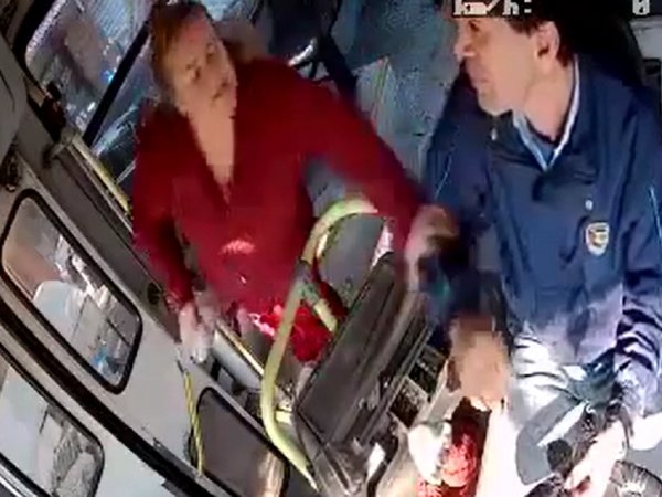 Pasajera molesta agredió a conductor por no bajarla donde quería