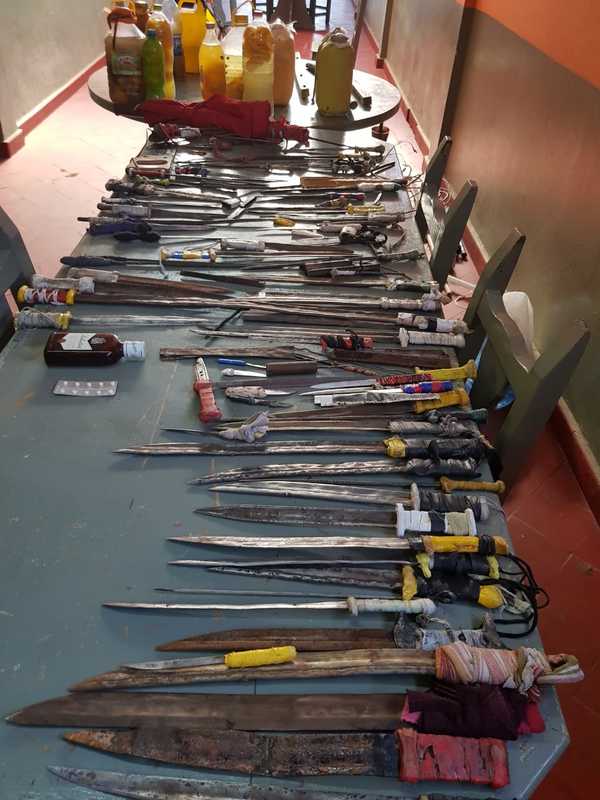 Incautan armas y otros objetos en el penal Padre de la Vega » Ñanduti