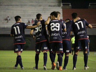 Nacional sufre para instalarse en octavos