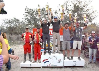 Huber-Osorio en lo alto del podio en 4x4