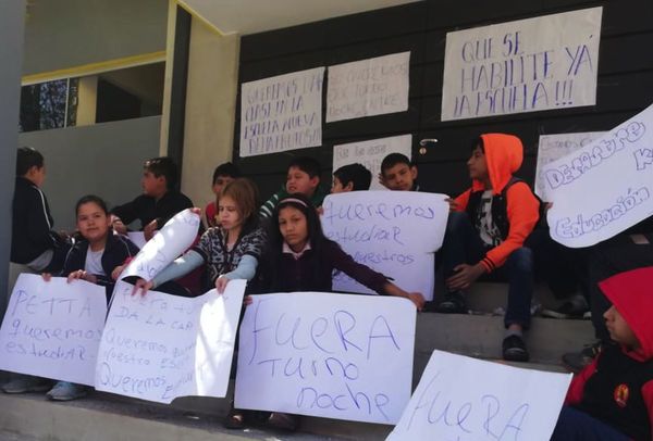 En Sajonia, alumnos toman escuela para exigir su habilitación