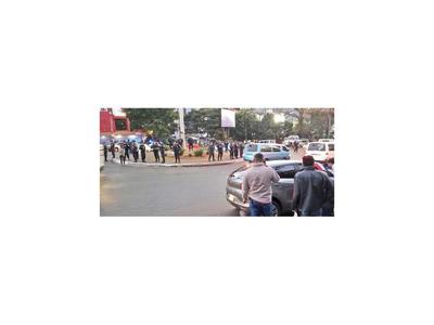 CDE: Detienen a manifestantes que reclamaban juicio político