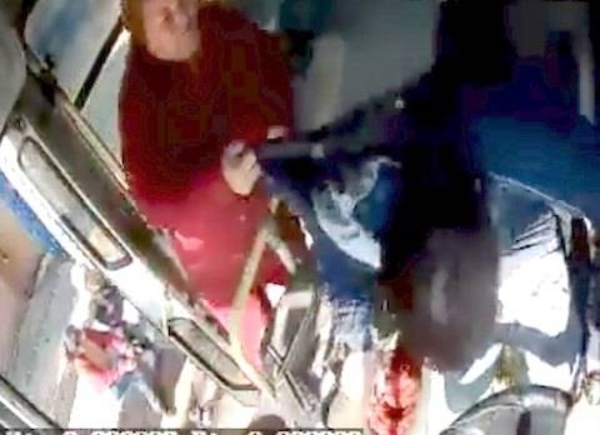 HOY / Chofer que recibió 14 golpes de pasajera: “Seguro amaneció mal, no iba a reaccionar por ella”