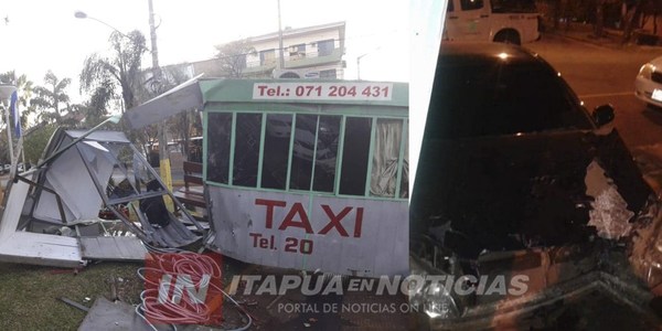 EBRIO PRESTÓ UN AUTOMÓVIL Y TERMINÓ ATROPELLANDO PARADA DE TAXI