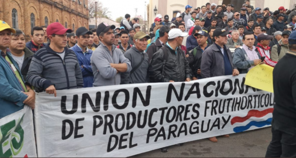 HOY / Tomateros marchan en Asunción para exigir mejores precios y fin del contrabando