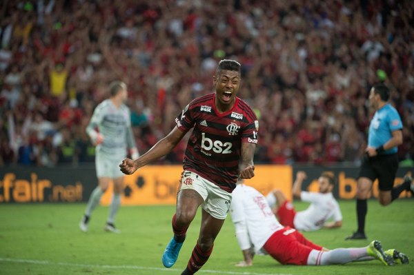 Flamengo ganó a Internacional y pone un pie en 'semis'
