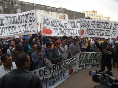 Tomateros reclaman a autoridades "responsables del contrabando"