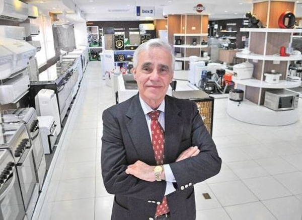 HOY / “Parálisis" del Gobierno frente a recesión: empresarios esperan que economía se reactive