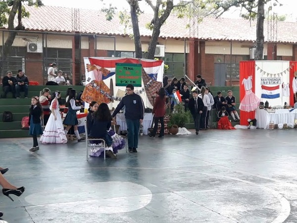 ESTUDIANTES CONMEMORAN EL DÍA DEL FOLKLORE