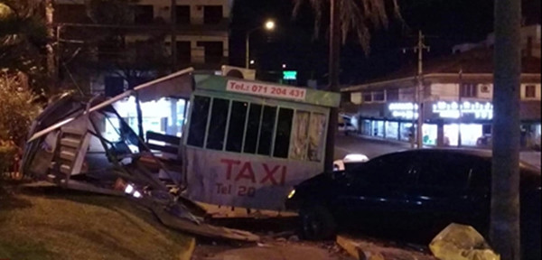 Ebrio al volante destruye una parada de taxi | Noticias Paraguay
