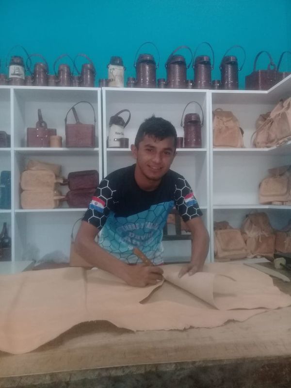 Revistiendo con cuero termos para tereré, un joven sigue sus sueños - Periodismo Joven - ABC Color