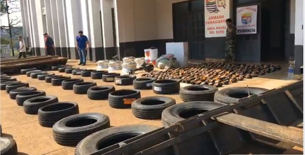 Decomisan gran cantidad de cubiertas, ropas, pinturas y hasta motor para lancha, en puerto clandestino - ADN Paraguayo