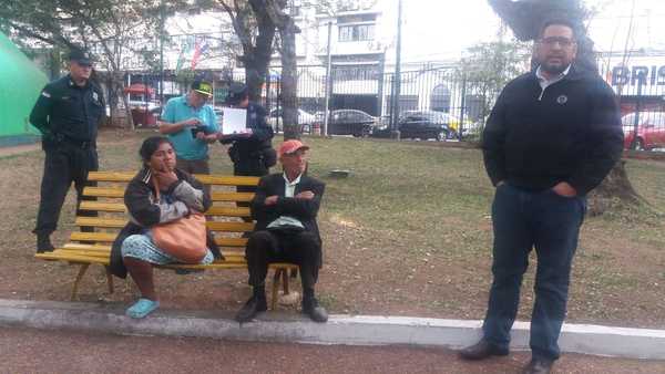 Denuncian abandono de pareja de ancianos en la Plaza Uruguaya » Ñanduti