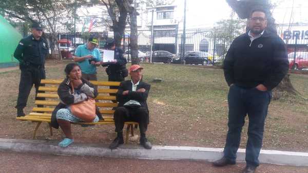 Denuncian abandono de pareja de ancianos en la Plaza Uruguaya » Ñanduti
