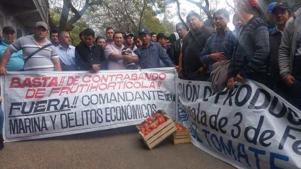 Tomateros acusan al hermano de Hugo Velázquez de apañar el contrabando - ADN Paraguayo