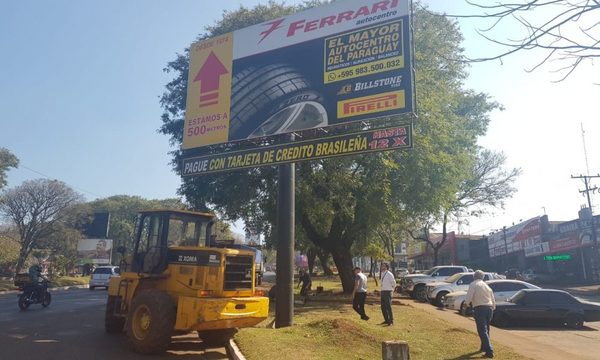 Derriban cartel instalado sin autorización