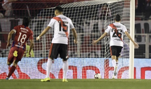HOY / River Plate vence a Cerro con un penal corroborado en el VAR