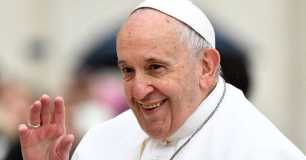 Subió y se puso a jugar cerca del Papa