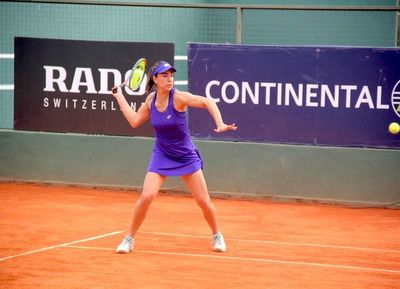 Montserrat González avanza en singles y dobles